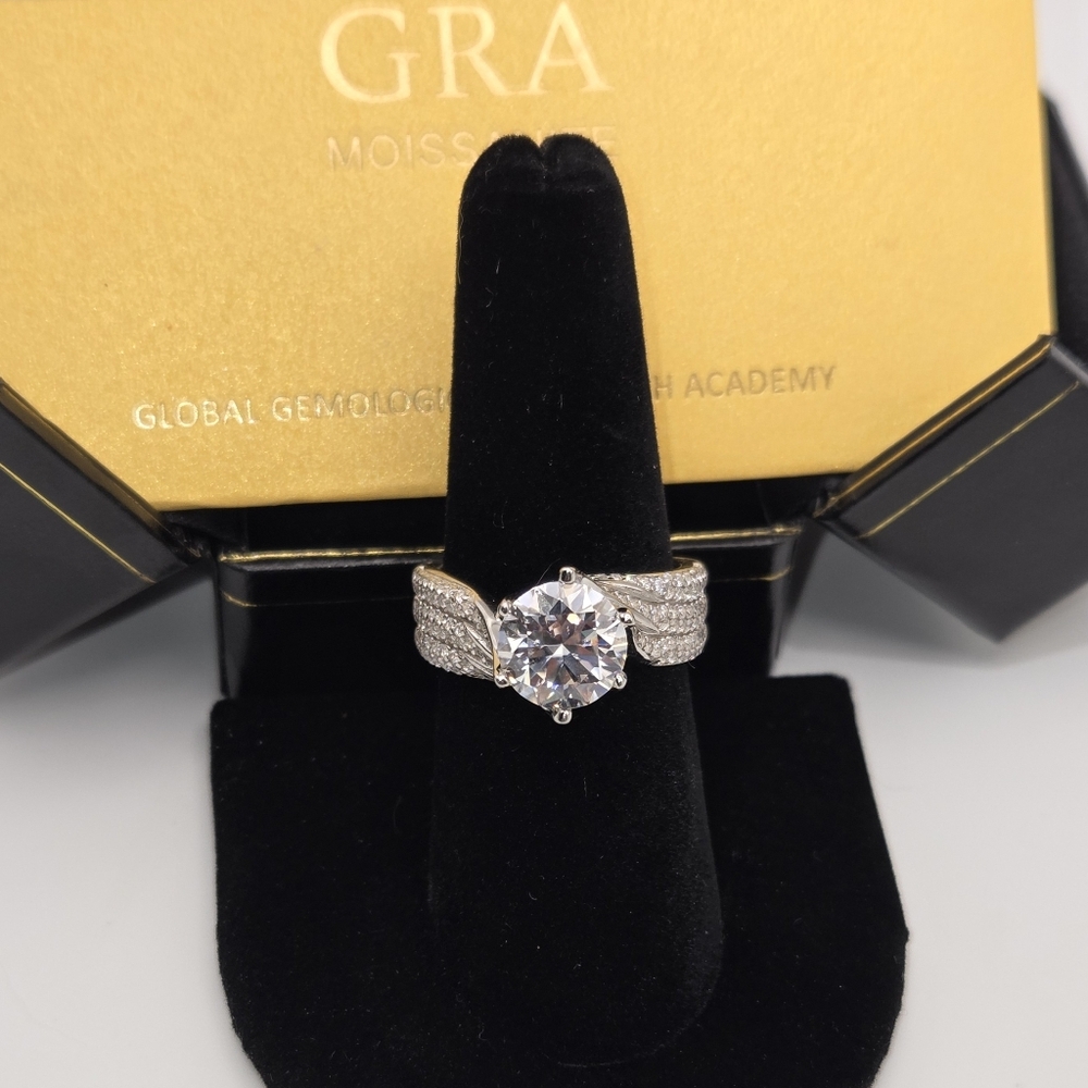 Beautiful Certified 3 ct Moissanite Diamond Accent Ring. Sz 8